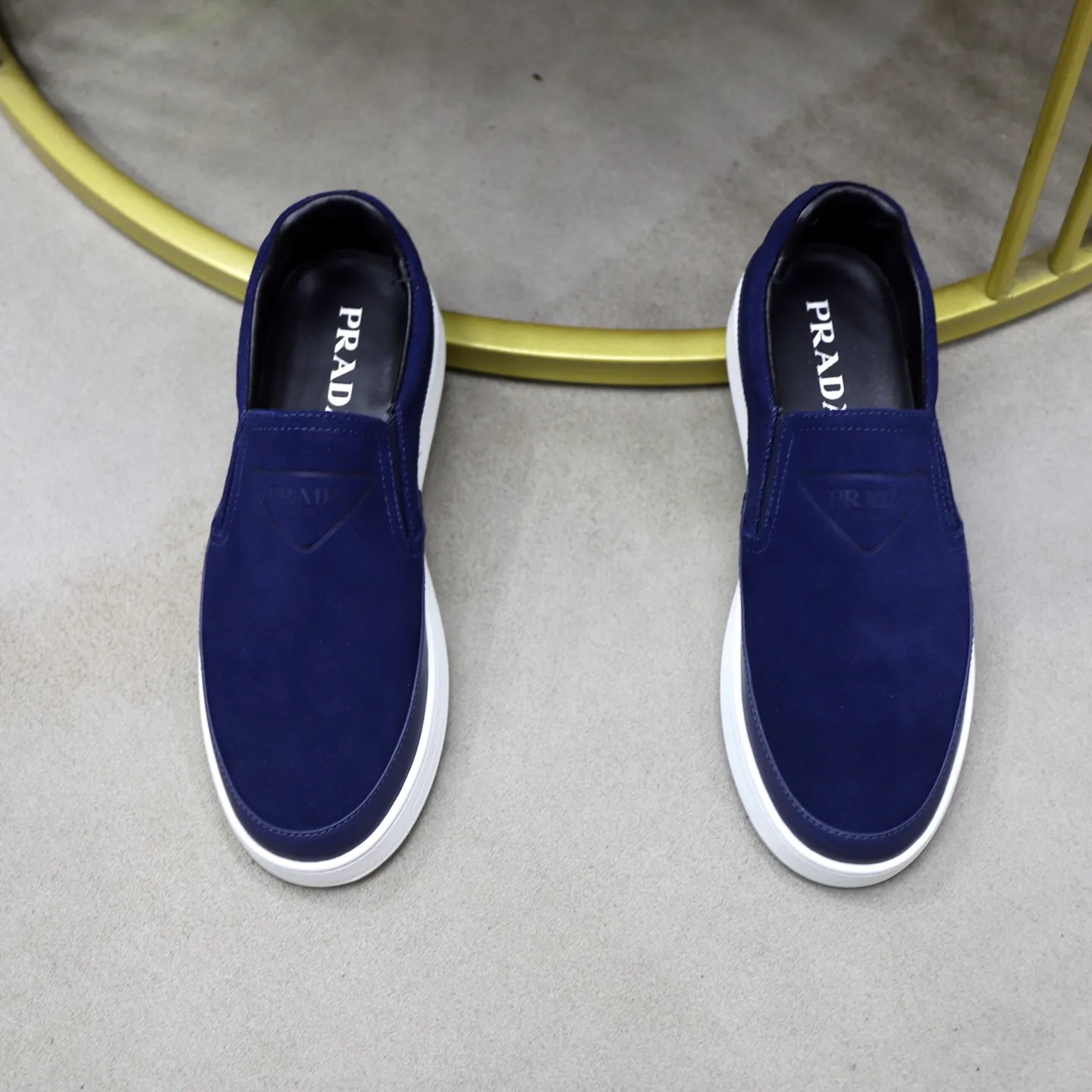 Ex-factory price: 420💰🙅‍♂️🙅‍♂️🙅‍♂️ Brand: PRADA Standard code: 38-44 (45 customized) Grade: Same as the official website Material: Original leather splicing, comfortable and breathable lining, original wear-resistant outsole Style category: Men's fashionable casual shoes, running shoes, noble luxury brand elements, top luxury Color: actual picture color